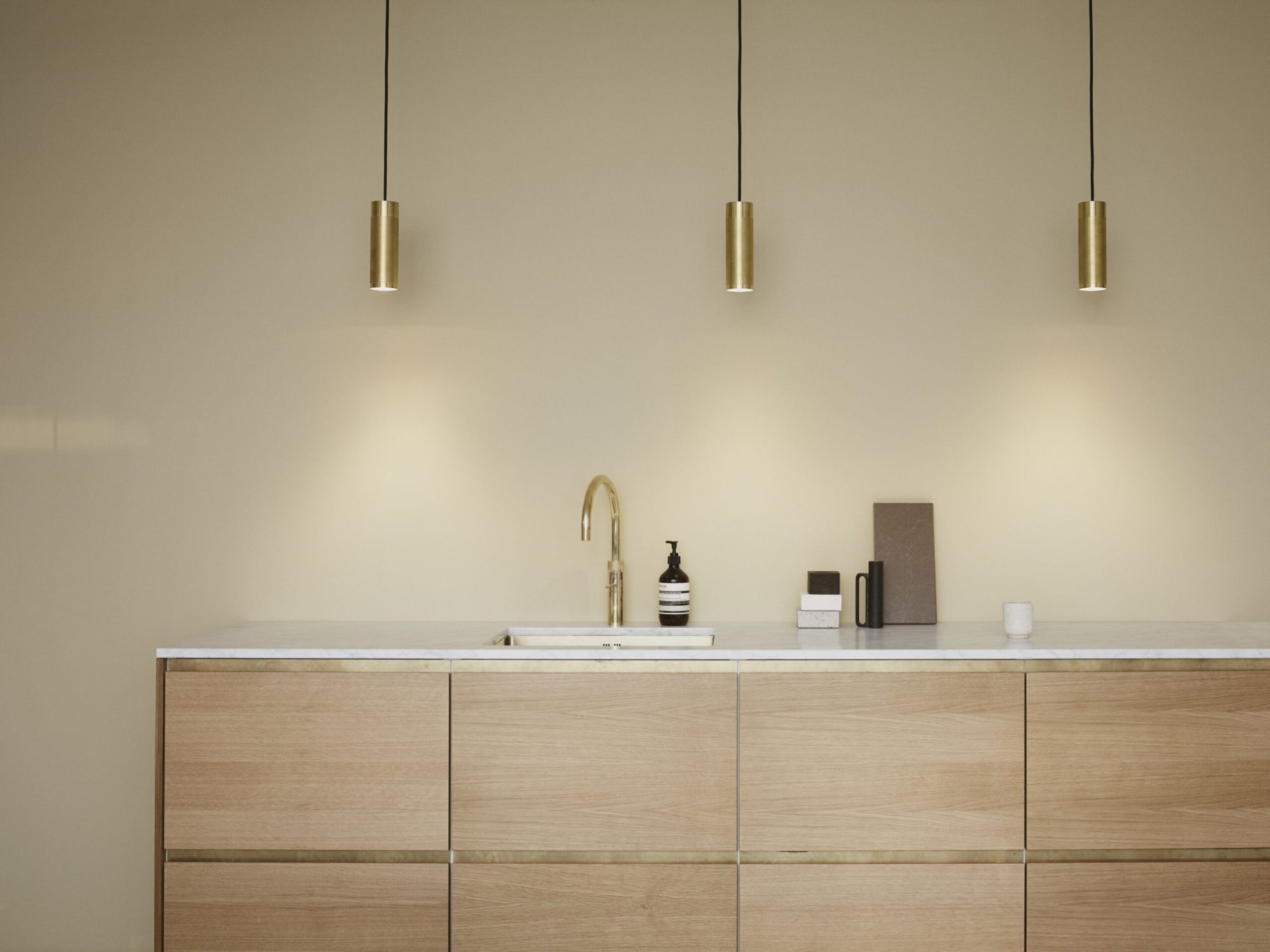 Ar-ki egetræskøkken med Line greb i messing (2)_web